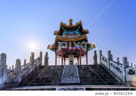 宮廷建築様式「夕焼け・陽射し空を背景に宮廷風景」観光名所：有明の里　泗水孔子公園 94561264