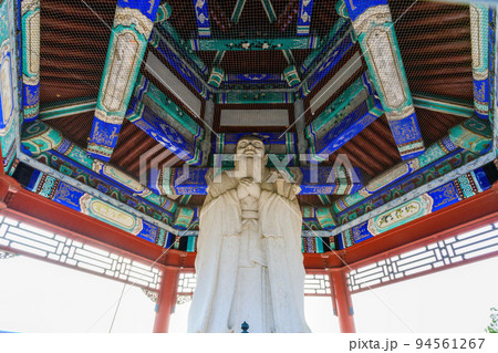 宮廷建築様式「夕焼け・陽射しを背景に石像・宮廷風景」観光名所:有明の里 泗水孔子公園 宮廷建築様式「夕焼け・陽射しを背景に石像・宮廷風景」観光名所:有明の里 泗水孔子公園 94561267