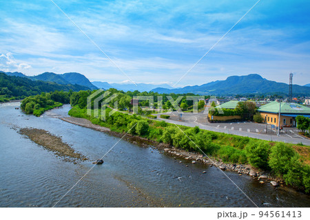 利根川の風景　谷川連峰　地蔵橋から上流方面の眺め　新緑の季節　 94561413