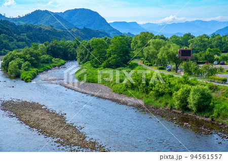 利根川の風景 谷川連峰 地蔵橋から上流方面の眺め 新緑の季節 利根川の風景 谷川連峰 地蔵橋から上流方面の眺め 新緑の季節 94561557