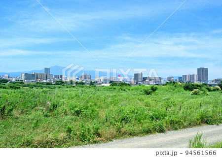 相模川河川敷から見た厚木市中心街 94561566
