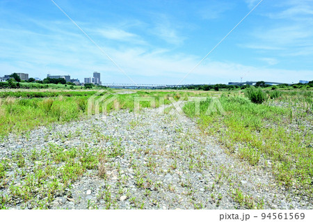 相模川河川敷から見た厚木市中心街 94561569