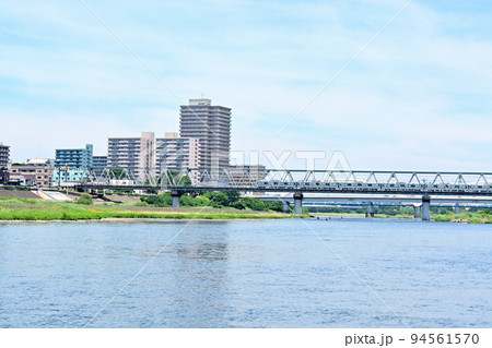 相模川河川敷から見た厚木市中心街 94561570