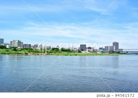 相模川河川敷から見た厚木市中心街 94561572