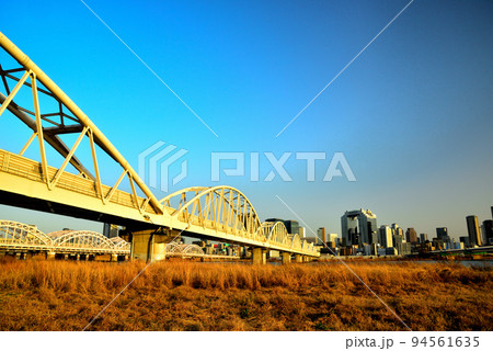大阪淀川河川敷から梅田の都市風景 94561635