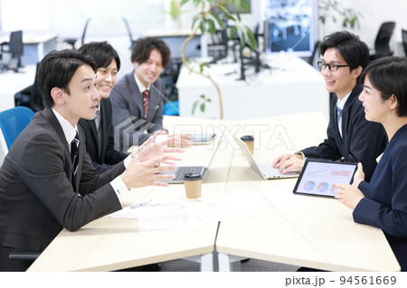 売り込みする2人のチームと質問する_ビジネスマン_2 売り込みする2人のチームと質問する_ビジネスマン_2 94561669