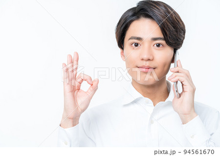 白シャツの若い男性 OKサイン 白シャツの若い男性 OKサイン 94561670