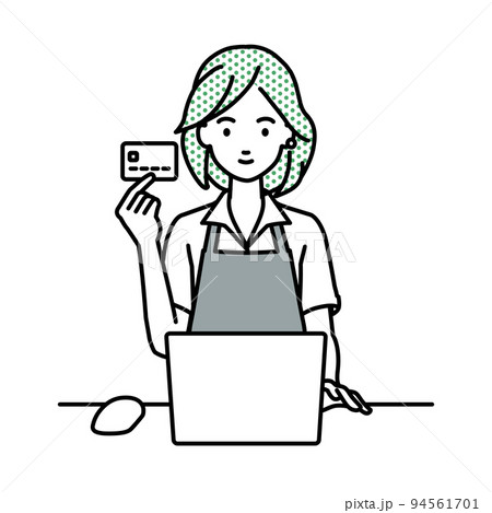 デスクで座ってPCを使いながらクレジットカードを手に持っている店員の女性 デスクで座ってPCを使いながらクレジットカードを手に持っている店員の女性 94561701