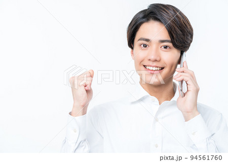 白シャツの若い男性 ガッツポーズ 白シャツの若い男性 ガッツポーズ 94561760