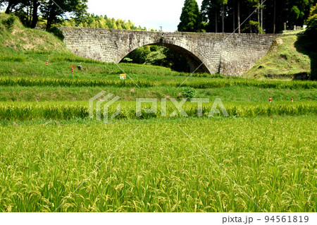 熊本の観光名所「通潤橋」と緑の水田の景観 熊本の観光名所「通潤橋」と緑の水田の景観 94561819