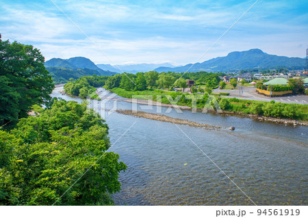 利根川の風景　谷川連峰　地蔵橋から上流方面の眺め　新緑の季節　 94561919
