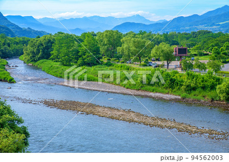 利根川の風景 谷川連峰 地蔵橋から上流方面の眺め 初夏の季節 利根川の風景 谷川連峰 地蔵橋から上流方面の眺め 初夏の季節 94562003