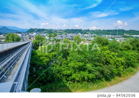 利根川 地蔵橋からの風景 沼田市街地 尾瀬方面 初夏の季節 利根川 地蔵橋からの風景 沼田市街地 尾瀬方面 初夏の季節 94562036