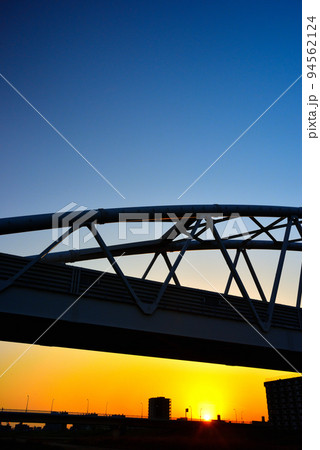 大阪淀川河川敷から梅田の夕景 94562124