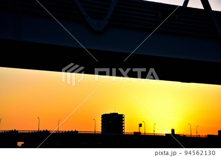 大阪淀川河川敷から梅田の夕景 94562130