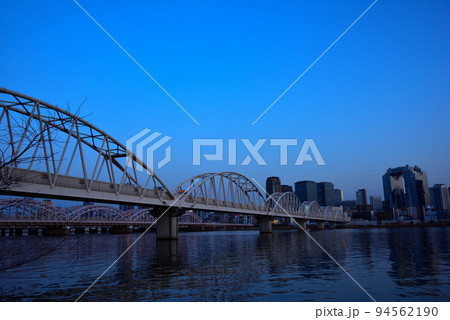 大阪淀川河川敷から梅田の夕景 94562190