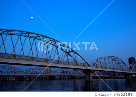 大阪淀川河川敷から梅田の夕景 94562191