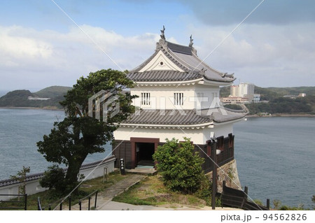 平戸市の平戸城から見た見秦櫓と平戸瀬戸 94562826