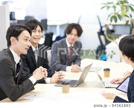 プレゼンテーションに懐疑的なリーダー_1 94562893