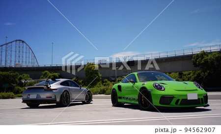 駐車場に佇む2台のポルシェ911GT3RS 94562907