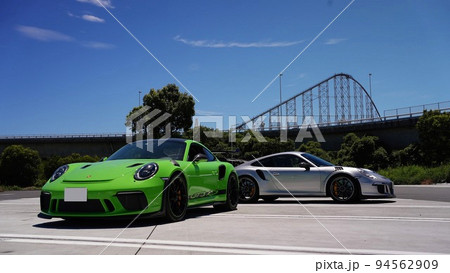 駐車場に佇む2台のポルシェ911GT3RS 94562909