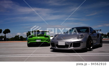 駐車場に佇む2台のポルシェ911GT3RS 94562910