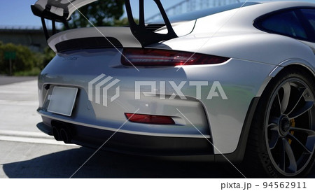 駐車場に佇むシルバーのポルシェ911GT3RS リアビュー 駐車場に佇むシルバーのポルシェ911GT3RS リアビュー 94562911