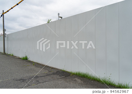 白いフェンスに囲まれた工事現場 94562967