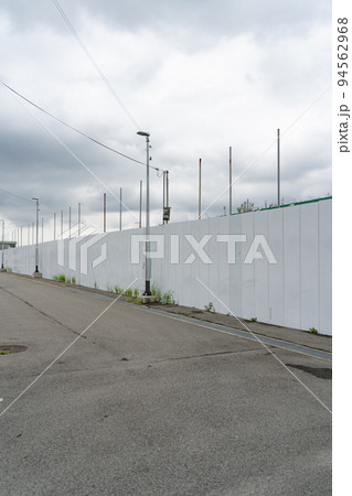 白いフェンスに囲まれた工事現場 白いフェンスに囲まれた工事現場 94562968