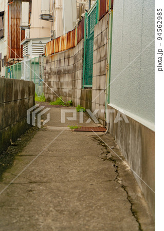 住宅の間の細い路地 住宅の間の細い路地 94562985