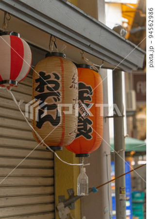 居酒屋の店先に吊るされた赤提灯 居酒屋の店先に吊るされた赤提灯 94562986