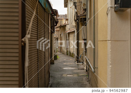 住宅の間の細い路地 住宅の間の細い路地 94562987