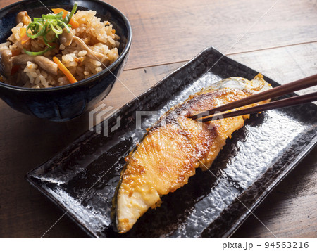 炊き込みごはんと鰆の西京焼き 炊き込みごはんと鰆の西京焼き 94563216