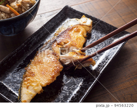 炊き込みごはんと鰆の西京焼き 炊き込みごはんと鰆の西京焼き 94563220