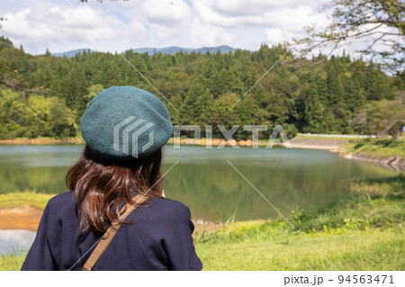 道の駅いりひろせ　鏡ケ池を眺める旅行者 94563471