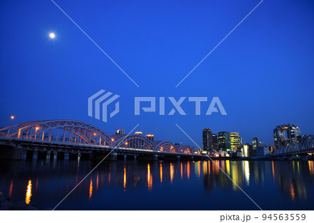 大阪淀川河川敷から梅田の夕景・夜景 94563559