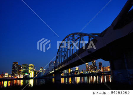 大阪淀川河川敷から梅田の夕景・夜景 94563569