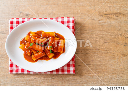 Korean rice cake stick in spicy sauce - Tteokbokki 94563728