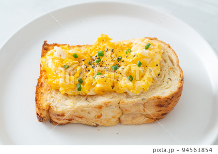 bread toast with scramble egg bread toast with scramble egg 94563854