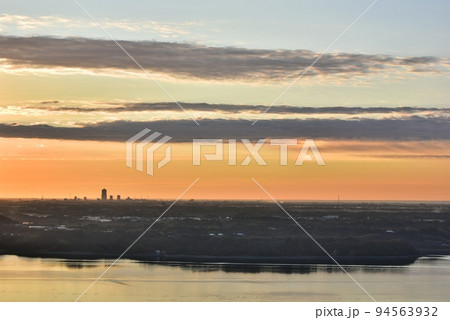 幻日出現の朝　右の太陽 94563932