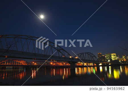 大阪淀川河川敷から梅田の夕景・夜景 94563962