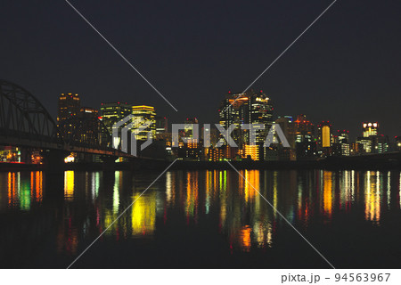 大阪淀川河川敷から梅田の夕景・夜景 94563967