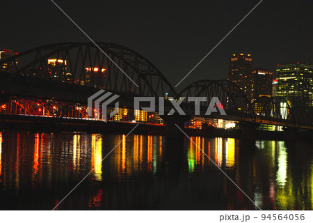 大阪淀川河川敷から梅田の夕景・夜景 94564056