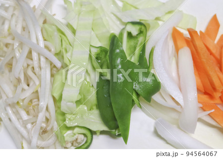 カット野菜（もやし キャベツ ピーマン 玉ねぎ ニンジン） 94564067