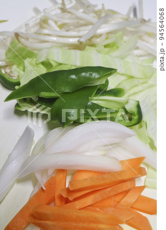 カット野菜(もやし キャベツ ピーマン 玉ねぎ ニンジン) カット野菜(もやし キャベツ ピーマン 玉ねぎ ニンジン) 94564068