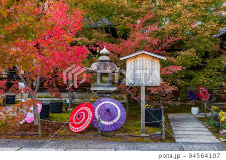 京都東山の秋 勝林寺の紅葉と和傘 京都東山の秋 勝林寺の紅葉と和傘 94564107