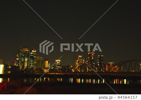 大阪淀川河川敷から梅田の夕景・夜景 94564157
