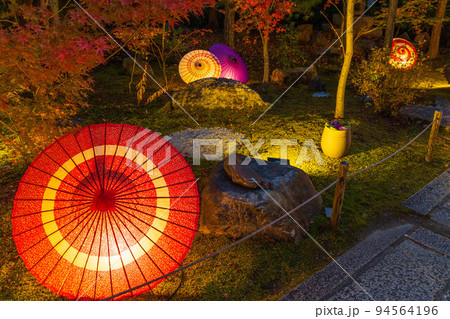 京都東山の秋 勝林寺 紅葉と和傘のライトアップ 京都東山の秋 勝林寺 紅葉と和傘のライトアップ 94564196