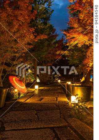 京都東山の秋 勝林寺 紅葉と和傘のライトアップ 京都東山の秋 勝林寺 紅葉と和傘のライトアップ 94564540