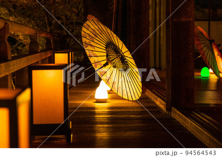 京都東山の秋　勝林寺　和傘のライトアップ 94564543